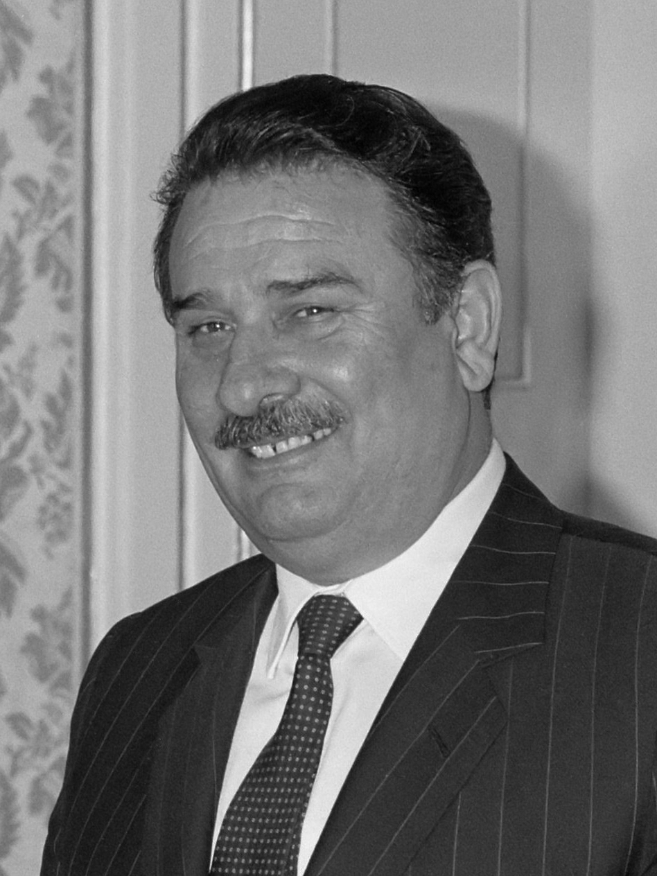 Yıldırım Akbulut, resmi portre, 1988