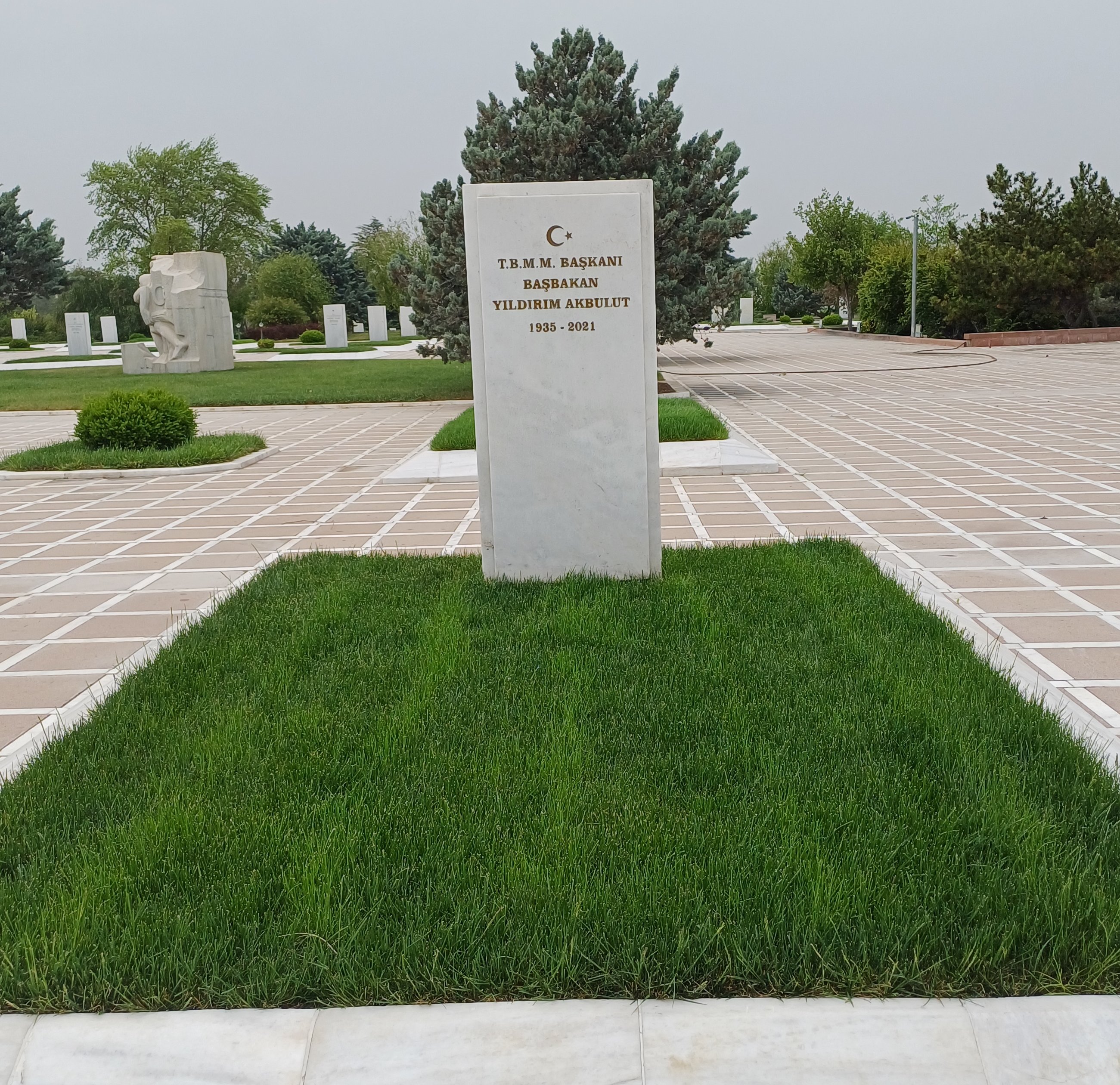 Devlet Mezarlığı — Yıldırım Akbulut kabri