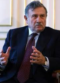 Yıldırım Akbulut, konuşurken