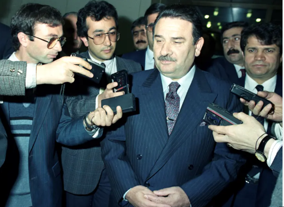 Yıldırım Akbulut gazetecilerin mikrofonları önünde