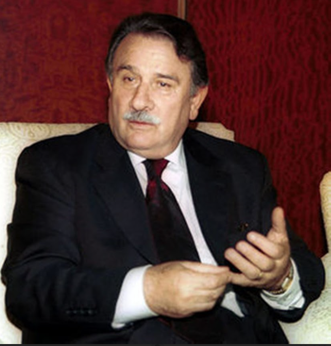 Yıldırım Akbulut, oturma portresi
