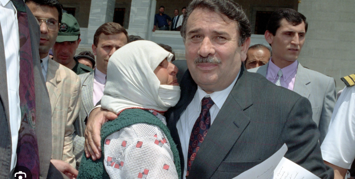 Yıldırım Akbulut bir vatandaşla sarılırken