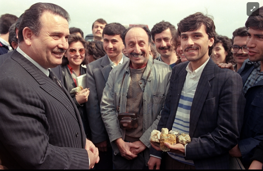 Yıldırım Akbulut halkın arasında, gülümserken